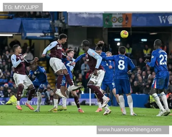 足球赛观众意外被球星踢中瞬间场面紧张引发全场关注